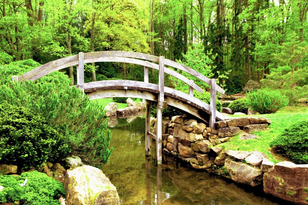 ponte de madeira de jardins e lagos